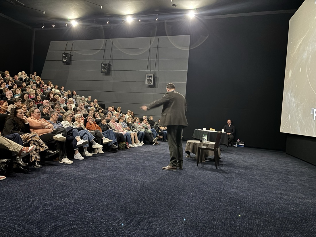 Mischa Harmeijer at a Public Session, facing the audience, at the UGC in Nancy