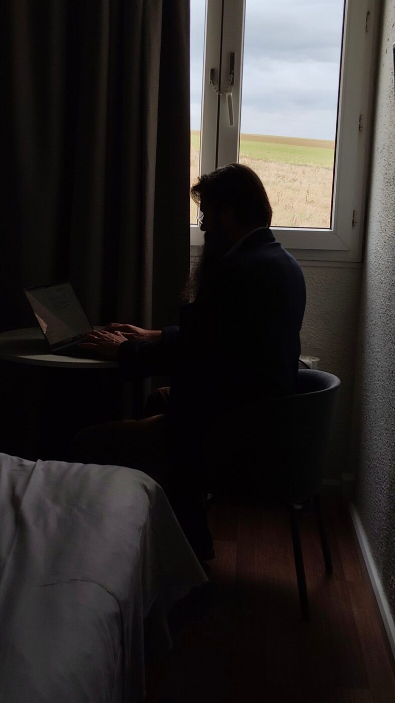 M. Mischa Harmeijer écrit ce texte dans sa chambre d’hôtel, devant les champs de la Champagne