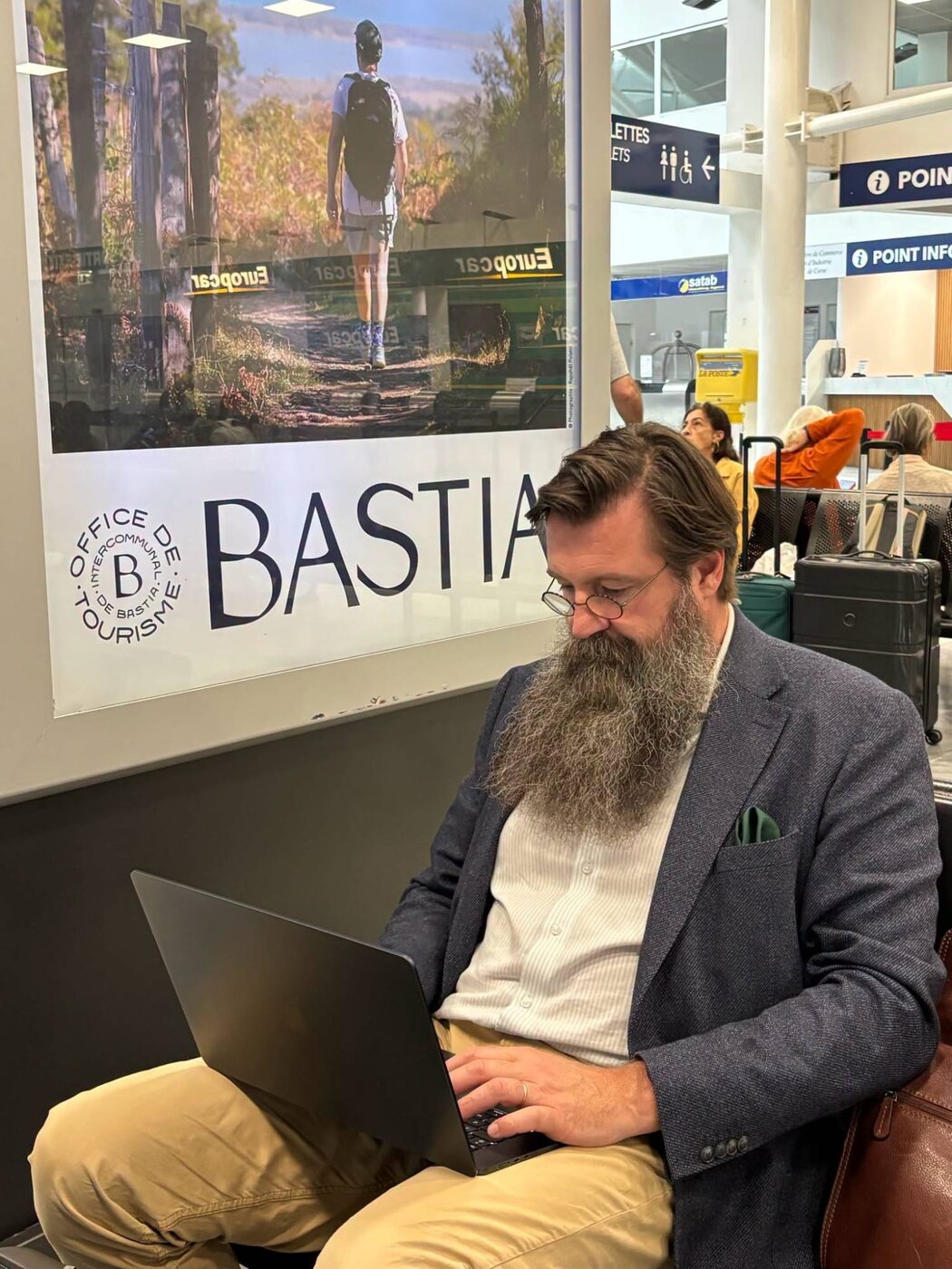 M. Mischa Harmeijer écrit ce texte à l’aéroport de Bastia